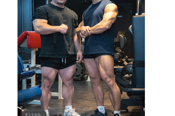 FITNESS GYM SWAGの森本コーチと藤井貫太郎選手の月刊ボディビルダー撮影風景