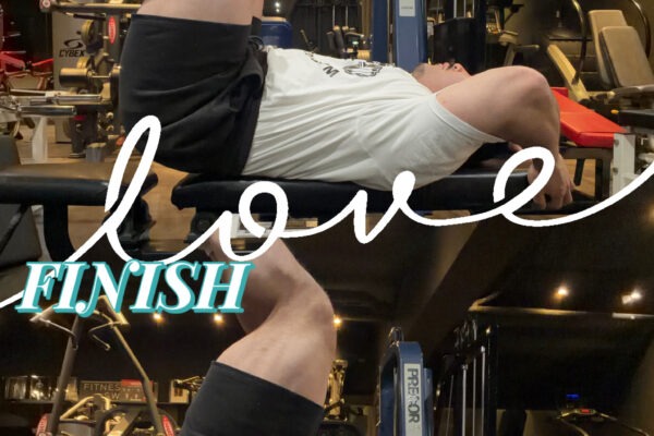 腹筋をレクチャーする森本コーチ