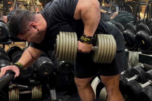 もち元コーチがSWAGでダンベルを使いトレーニングしている様子