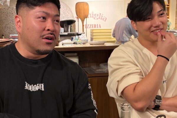 FITNESS GYM SWAG のスタッフがピザ屋さんで話している様子